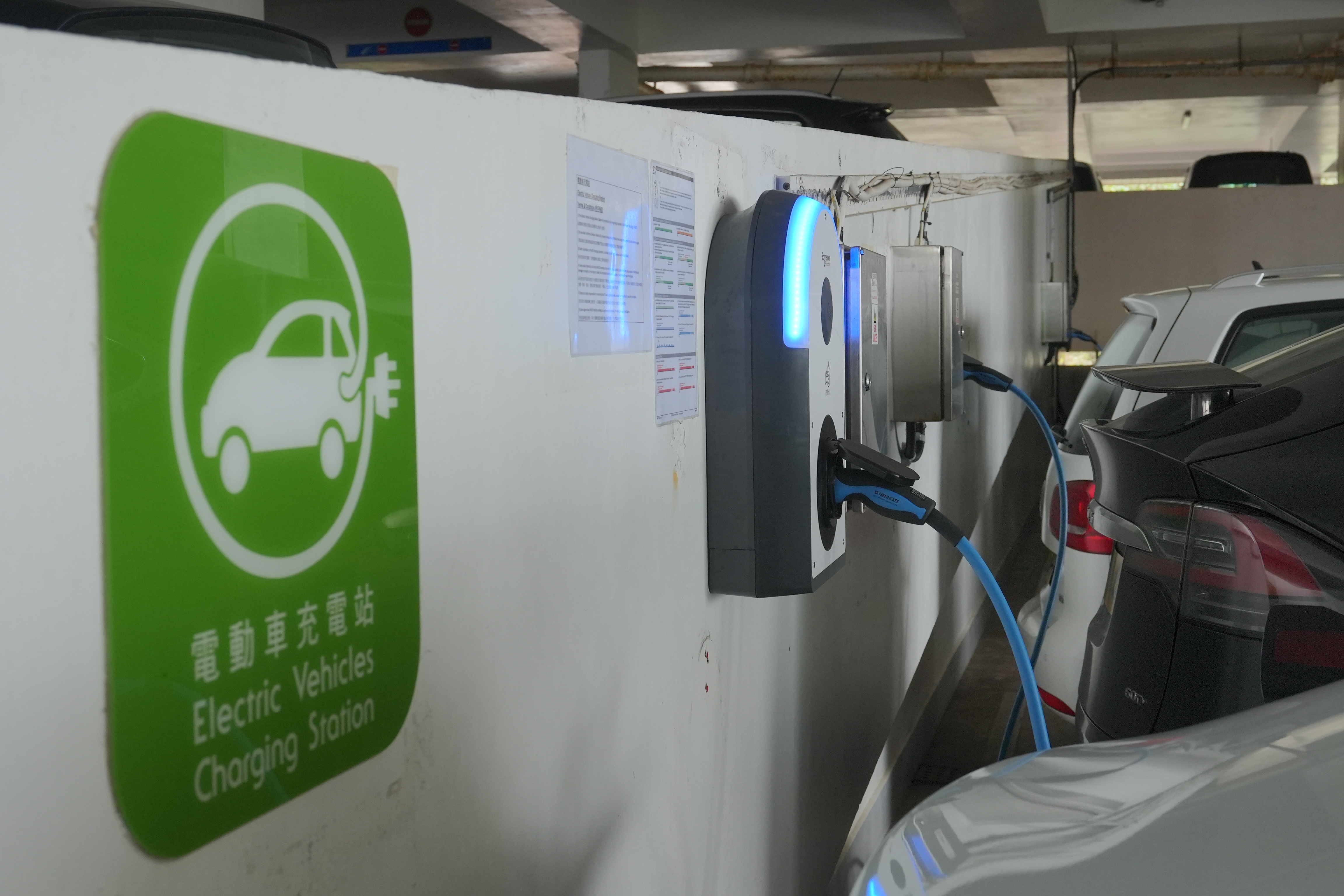 自2022年起，科大已安裝了充電基建以支援150多個電動車充電設施。圖為科大室內停車場的電動車充電站。