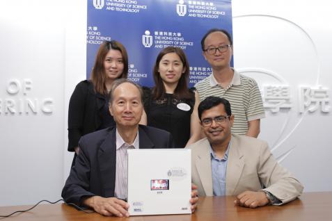  郭教授(前左)及其研究團隊均來自科大先進顯示與光電子技術國家重點實驗室