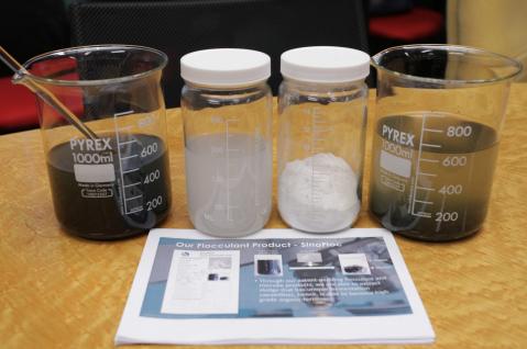  汉元生物科技有限公司所研发的絮凝剂(有盖容器)能将污水(左方烧杯)分隔成水与污泥(右方烧杯)之余，更可将污泥分解与发酵