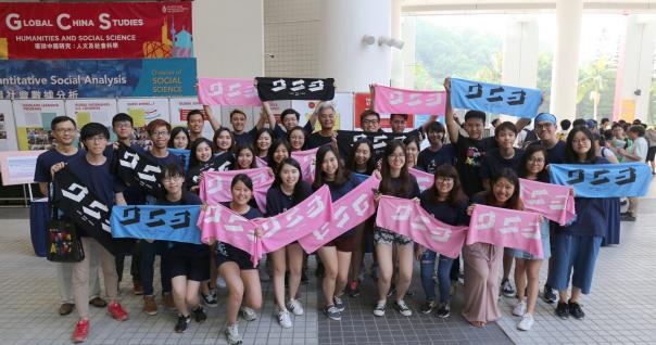  Prof Wei Shyy took photo with students on HKUST’s Information Day