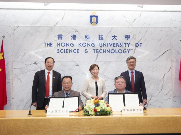 HKUST Provost Prof. GUO Yike (front right) and SCUT Vice President Prof. XU Yong (front left) signed the first undergraduate student exchange agreement under the witness of HKUST Council Chairman Harry SHUM (back row first right), HKUST President Prof. Nancy IP (back row first right) and SCUT Party Secretary Prof. ZHANG Xichun (back row first left).